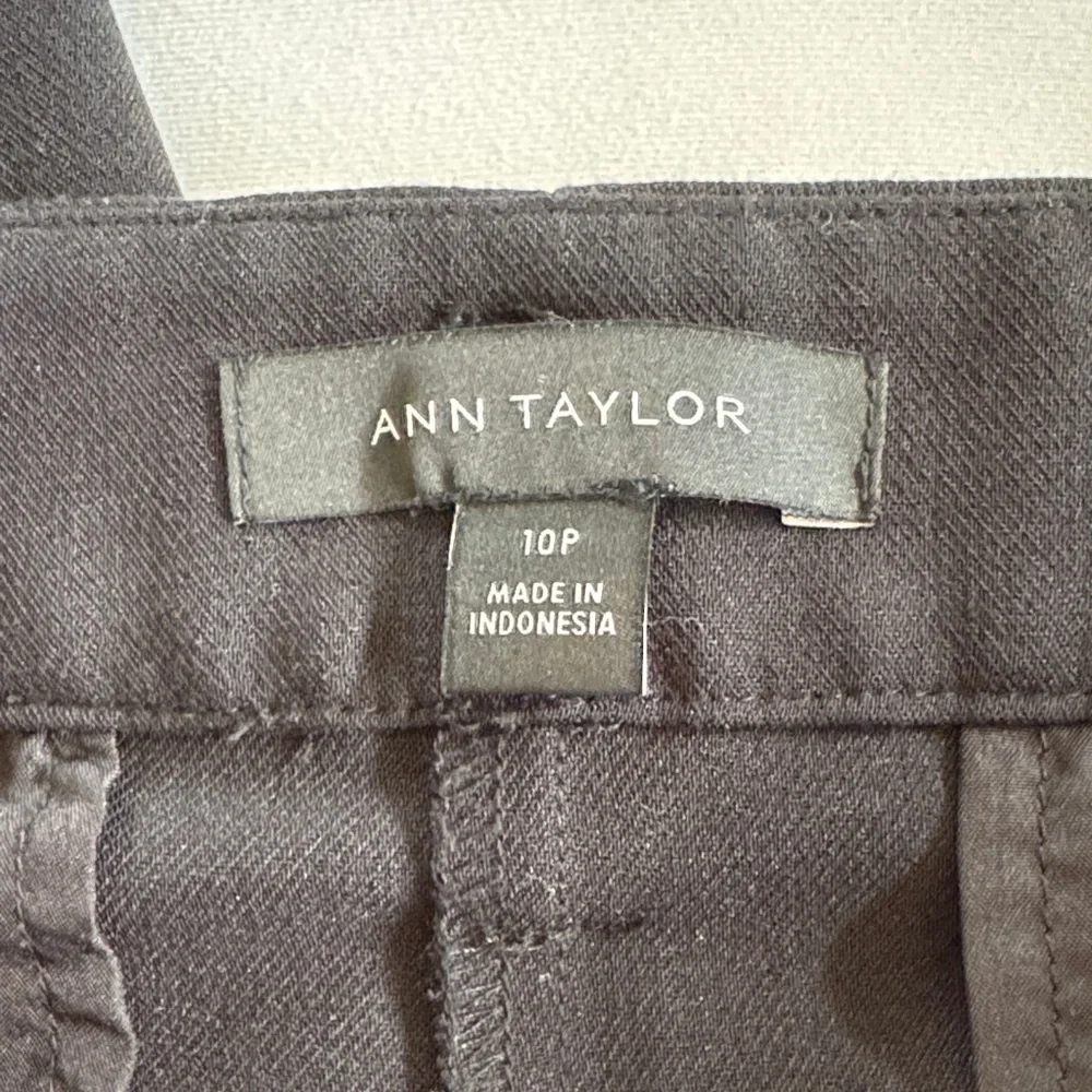 Ann Taylor The High Rise Pleated Taper Pant in Fluid Crepe 10P - Picture 3 of 5